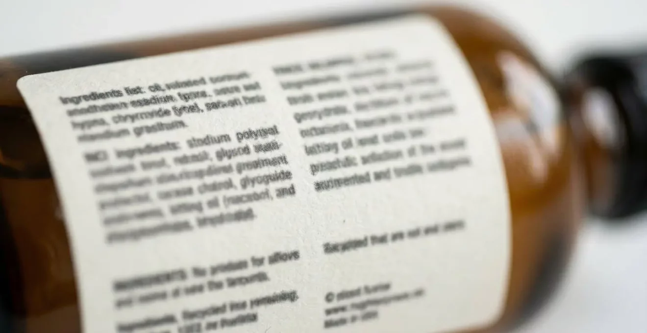 Vue rapprochée d'une étiquette cosmétique affichant une liste d'ingrédients INCI sur fond blanc épuré
