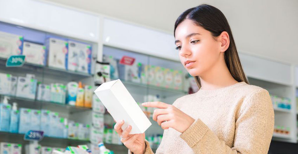 Vue rapprochée d'une étiquette cosmétique affichant une liste d'ingrédients INCI sur fond blanc épuré